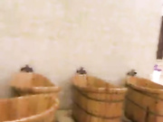 VIP直播极品白子涵在浴场偷拍别的女人洗澡 可惜当时太晚没人