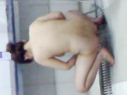 大胆偷拍女浴室两闺蜜洗澡一个蹲下冲洗BB 有说有笑 还唱起了歌曲 奶子很大但是身材有些惨