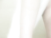 小骚逼露脸性感的红唇灵活的舌头裹着龟头好刺激，开档丝袜主动上位揉捏着奶子让小哥爆草骚逼水多高潮完事洗逼