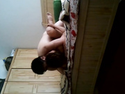 中年大叔老伴不在家把楼下还在上班穿着工作服的大奶子轻熟女情人找来打炮搞的大姐仰着头嗷嗷叫高潮了~1