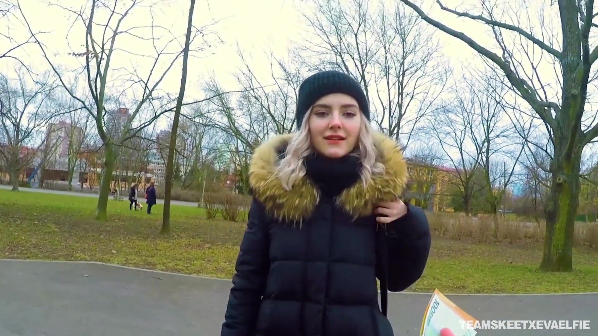 剧情演绎非常火极品爆乳网红美少女伊娃人来人往的公园散步被色男搭讪用高额金钱引诱现场口爆吞精