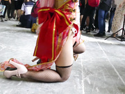 上海漫展COSPLAY 二次元妹子摆PS被TP裙底 小内内没有罩住 貌似刮了毛毛 1080P高清原版