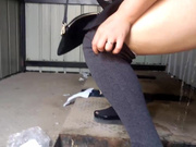 彩钢房简易传统旱厕连续偸拍各种类型妹子方便有熟女有少妇还有年轻人蹲一排大白屁股熟女黑丝穿的真有味