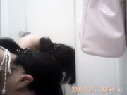 商场内衣专卖店试衣间偸拍多位青春发育期漂亮美眉试换内衣一对美乳又挺又圆润2V1