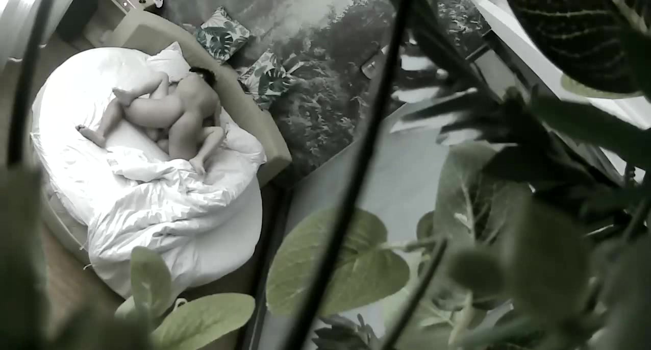 自然房两对年轻学生情侣开房四眼男送走朋友后赶忙与女友大战6个半小时超长时间录制又吃又喝又干也不知道搞了多少炮