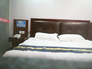 强哥宾馆嫖妓偷拍微信约了个刚拔完火罐的会所女技师上门服务身材好口活棒_ev