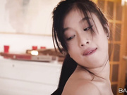 最新BABES精品大作90后中国姑娘调皮在大胡子叔叔额头上画个屌然后拍照被发现后抓到用大肉棒伺候挑战高难度动作