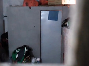 城中村出租屋窗口拍攝到的兩個身材不錯的妹子沐浴更衣 貌似眼鏡妹子身材太惹火了～720P高清原版