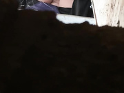 沟厕偷拍，小心翼翼