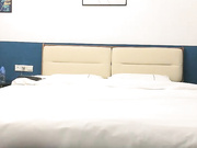 9总全国探花约了个长相甜美短裙萌妹啪啪，沙发互舔调情口交上位骑乘后入猛操_ev