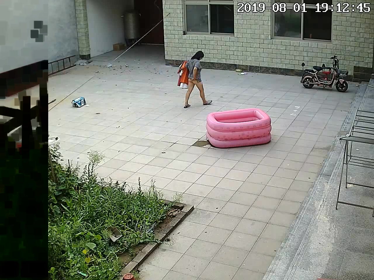 八月最新流出農家小院攝像頭破解拍攝到的喜歡不穿衣服出來收衣服的少婦全裸推電動車的 樣子搞笑 原版高清