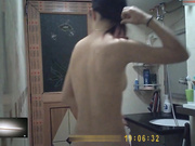 出租屋手機拍攝到的年輕漂亮身材苗條表姐姐洗澡更衣 堅挺美乳逼毛毛濃密誘惑～720P高清