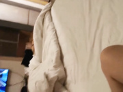 公司中年男领导带前台新来实习的大学兼职美女酒店开房,看见嫩逼忍不住用手抠,女上位干的奶子乱晃又扶着屁股后插.国