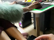 麦穗小姐姐足交，一边玩吃鸡，一边玩弄真鸡，这双足太美啦，足交真是太爽了，一边语音指挥队友快跟上来 ！