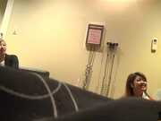 怪盗迷J系列未公开版美女约见网友带着闺蜜结果双双被套路晕倒带到酒店扒光玩弄肏完一个肏另一个