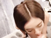 国产TS系列短发的美涵也别有一番滋味 跪着给小哥哥吃鸡让射在自己胸上