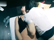 周末约两个老公不在家的丝袜少妇露脸玩3P完整版