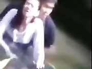 美女落水，男子水下强奸