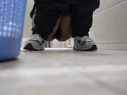 【全網首發】【國內廁拍】大神潛入某高校教學樓女廁近距離偷窺美眉噓噓 1080P高清無水印