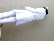 漂亮的护士姐姐为病人做特殊的治疗