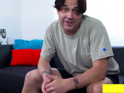 性感苗条的金发少女与哥哥一起看色情片