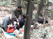 公园小山深处长焦TP总一起看牌的2个老头合伙嫖野鸡大妈拼排一人干一个不硬了撸一撸继续搞很疯狂1080P原版