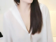 粉穴红唇美女舔奶撕裆揉逼侧入抽插边操边摸