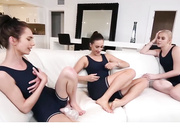 经过一天艰苦训练后田径明星们渴望一些小猫