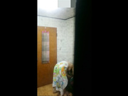 出租屋窗戶手機拍攝兩漂亮美女更衣準備外出 堅挺美乳看得讓人欲火焚身 1080P高清