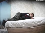 鍋蓋頭小夥與外表清純眼鏡妹酒店開房造愛 身材好皮膚光滑白嫩完事後還偷看男友洗澡 清晰對白～1080P高清