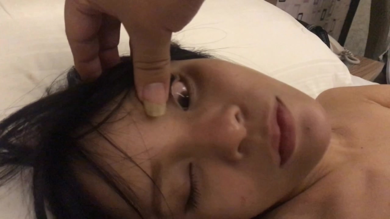 【全網推薦】【2019真實灌醉自拍】網紅臉瘦小銀行小姐姐醉酒後帶入酒店任意玩弄 逼逼被操多得黑了 原版高清無水印