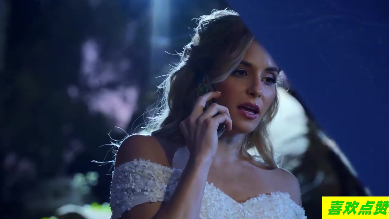 金发宝贝车子坏了在户外吞下卡车司机的阴茎