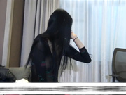 167CM身材很匀称练过舞蹈的乖乖女模特儿，一字马 各种换装良好互动超大尺度写真，被色影师问及男友是否知情，居然知情而且不干涉她