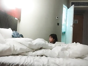 娇小身材大奶嫩妹奇特姿势抽插操的妹子直喊