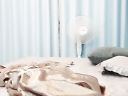 粉穴嫩妞边特写美穴边插嘴翘起屁股按着抽插