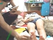 【精品推薦】清純漂亮的98年美女見網友被灌醉後帶到出租屋盡情玩弄 還往逼裏打東西 最後狠狠內射!原版高清