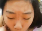 武汉某大学大一小美女被男友暴力调教吃鸡巴,清纯可人,看上去很嫩,国语对白！