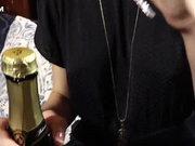 神秘礼物驾到 创意巧克力假鸡巴超漂亮美模琳达很喜欢 S级美型爆乳粉爆太招操 摸逼淫叫极品骚货边舔边诱惑