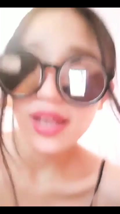 逼逼挺嫩毛不多的漂亮女主播抠逼道具自慰喷了一地的水