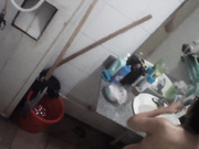 晚上城中村近距离偷窥合租房姐妹洗澡哈哈眼镜妹子估计视力不好面对面都没有被发现