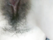 我坐在哥哥的小鸡鸡上被操到流出白带自慰