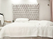 龙一探花约了个性感白衣牛仔裤妹子啪啪，口交舔弄上位坐扶腰抽插多种姿势换着猛操