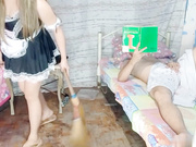 在清洁中火辣女仆吵醒了她的主人允许来操她