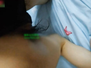 女同事来做客挑逗后没生气赶紧撕破内裤爆插