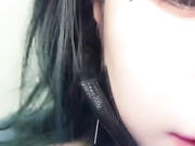 大奶肥臀骚货直播让男友刮毛，淫声浪语不断感觉这个男的很没用，这么肥的逼刮完毛很性感水多却让道具来插