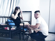 高端外围椅子上操激情舌吻双腿扛肩后入撞击