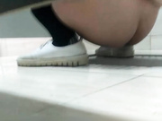 国内牛人潜入地铁尾随妹子进女厕近距离偷拍1080P高清