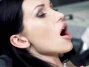 萨莎·罗斯想要她的脚趾被吮吸，她的屁股被操