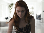 调皮的深褐色BFF一起欺骗他们的丈夫