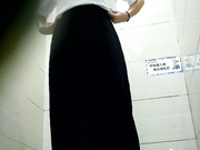 商场厕拍系列23 长裙少妇很认真的擦逼还有很耐看的年轻小姐姐来了大姨妈